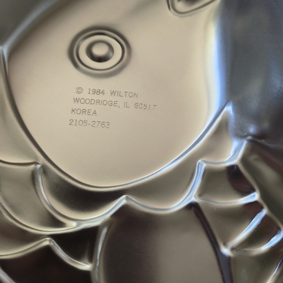 VINTAGE 1984 Wilton Big Fish Koi Cake Pan #2105-2763 - Aluminium Bakeware - Picture 2 of 4